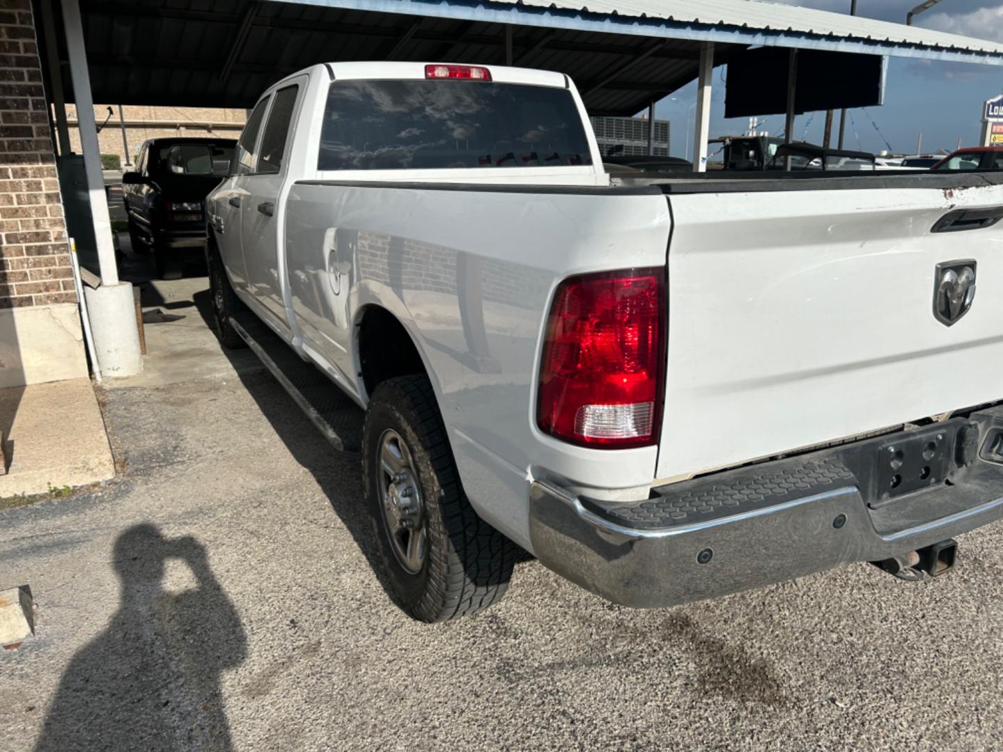 2018 White RAM 2500 (3C6UR5HL2JG) with an 6.7L I6 F OHV 24V engine, Automatic transmission, located at 1687 Business 35 S, New Braunfels, TX, 78130, (830) 625-7159, 29.655487, -98.051491 - Photo#8